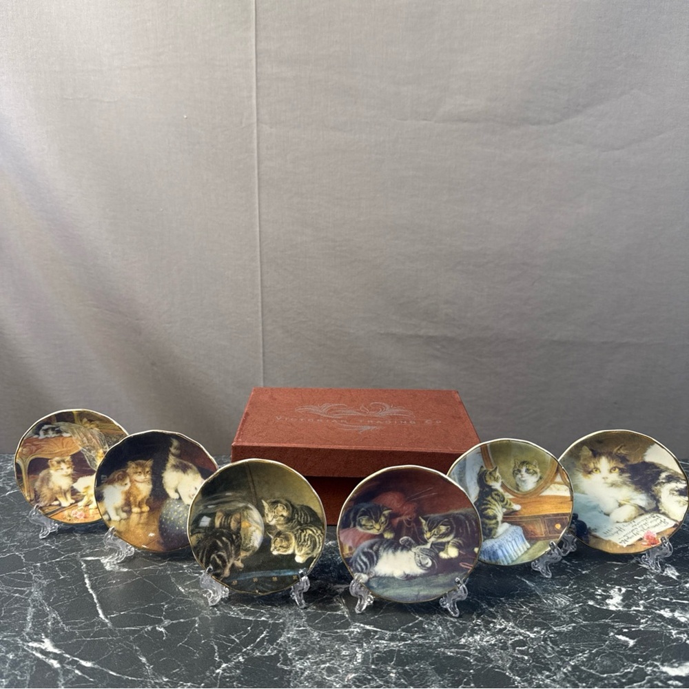 Victorian Trading Company Cat Caper Mini Plates With Stands